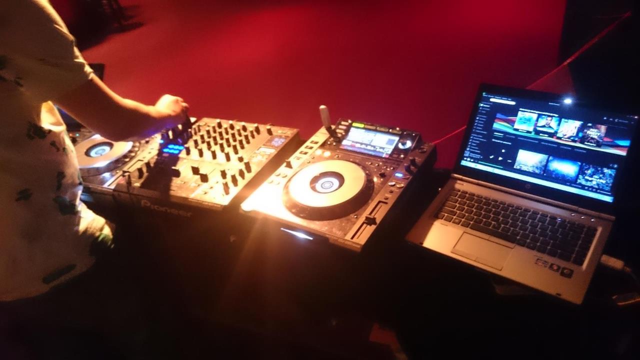 De DJ in actie